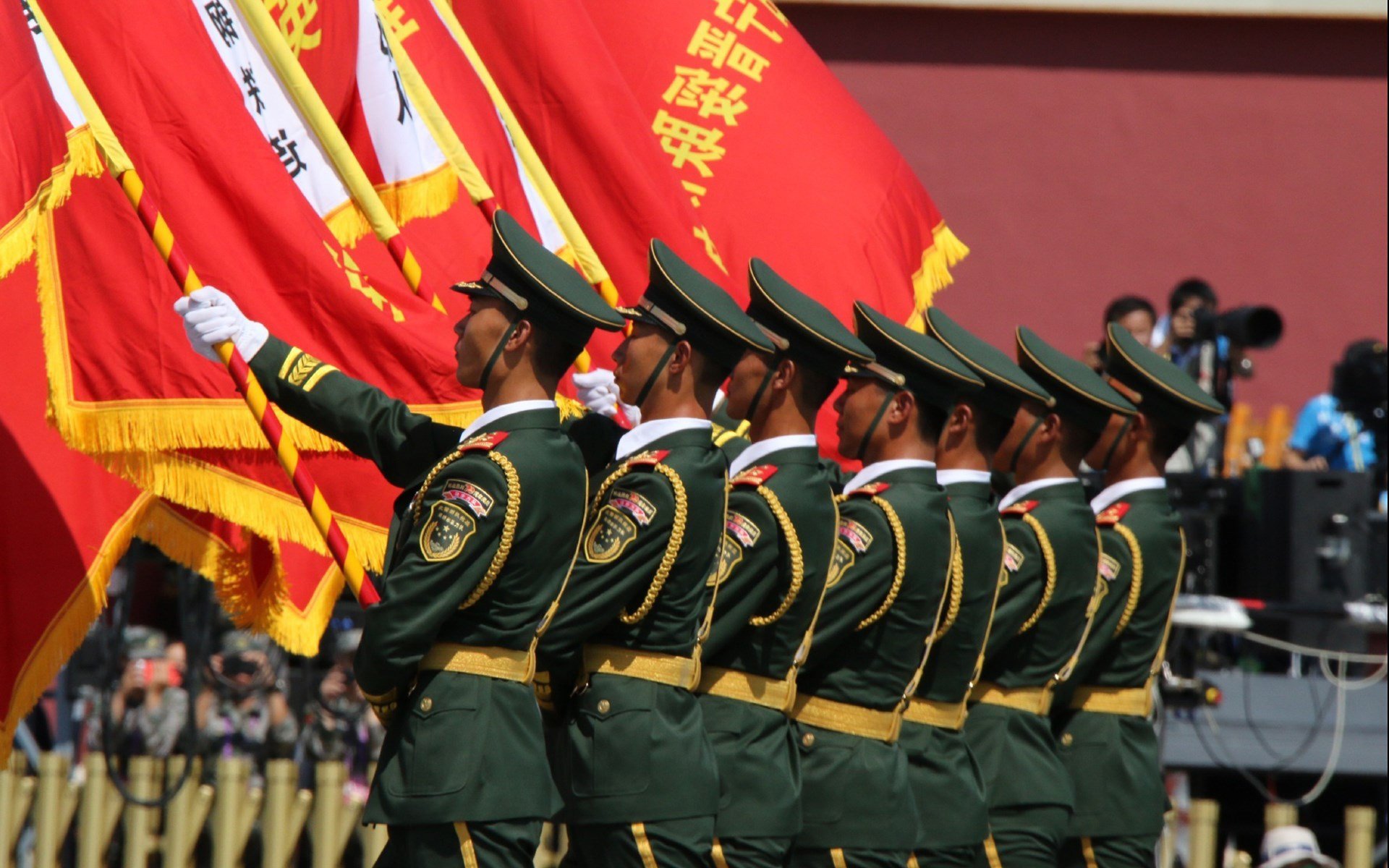 独行侠三分投篮训练引来球迷围观,独行侠队中锋